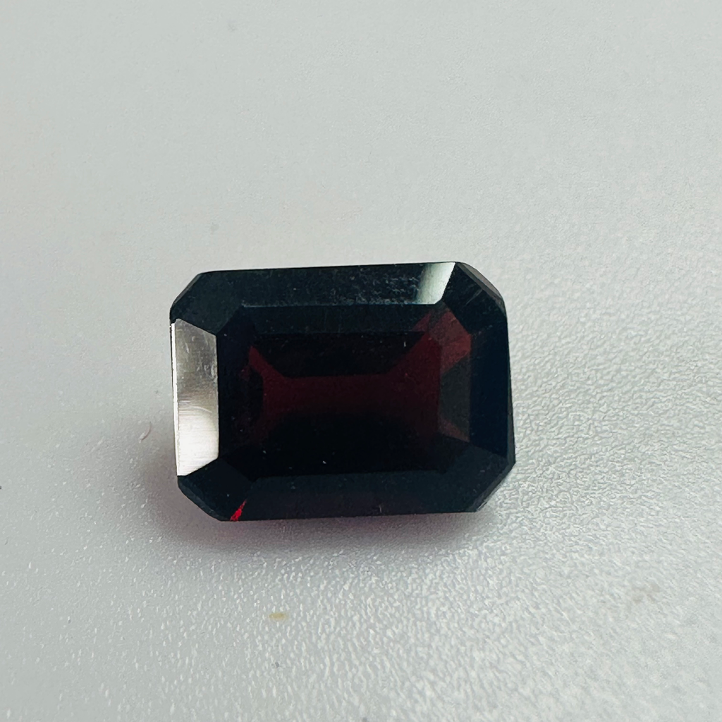 GARNET TRAP CUT   8MMX6MM 2.03CTS image 1
