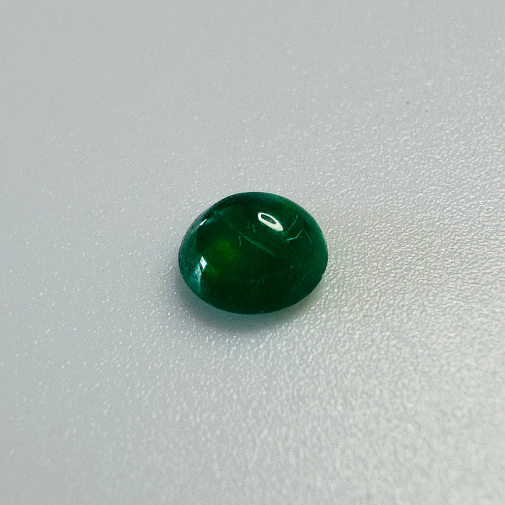 EMERALD ROUND CAB 5MM. 0.47CTS image 1