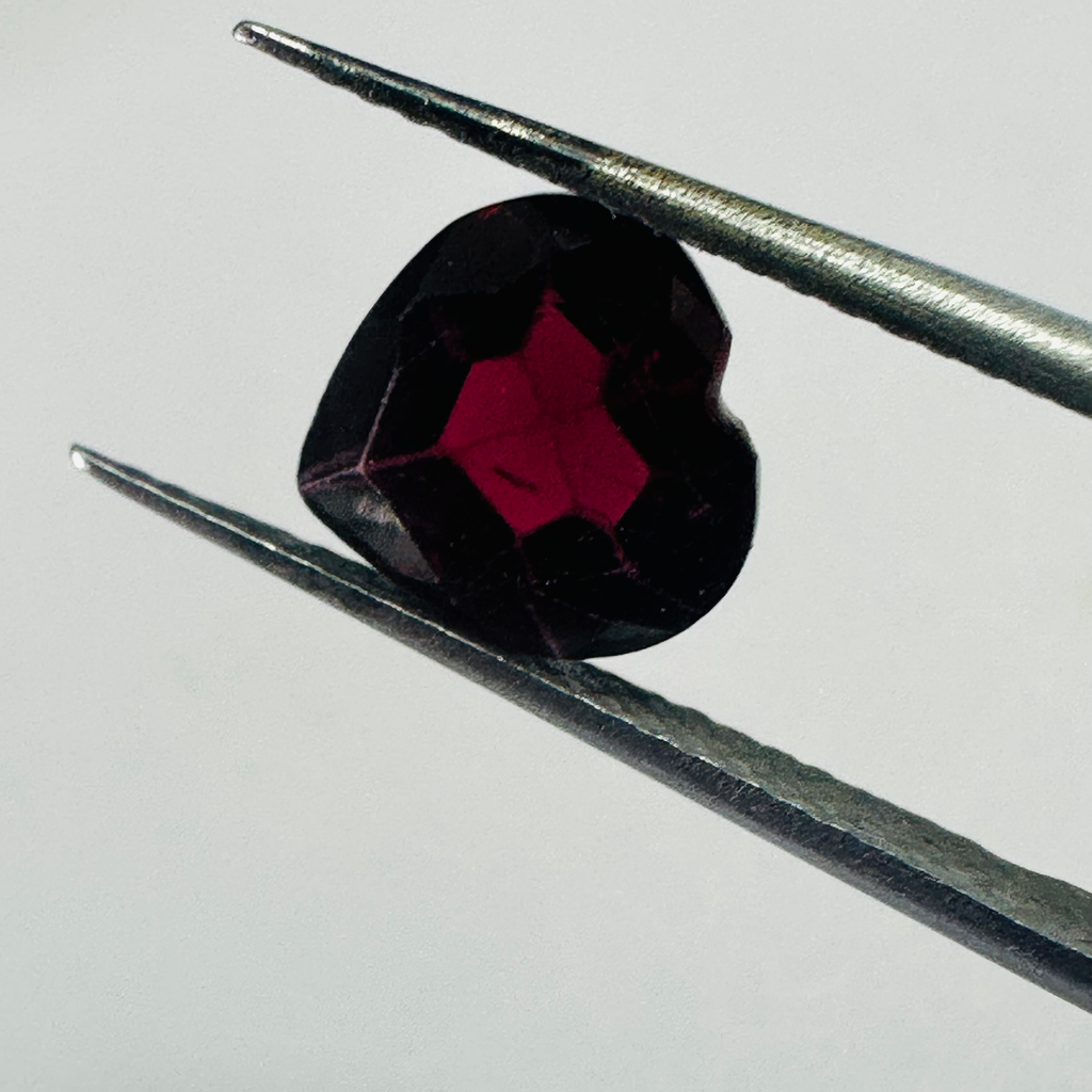 GARNET HEART CUT 8MMX7.8MM  2.07CTS  DEEP RED image 2