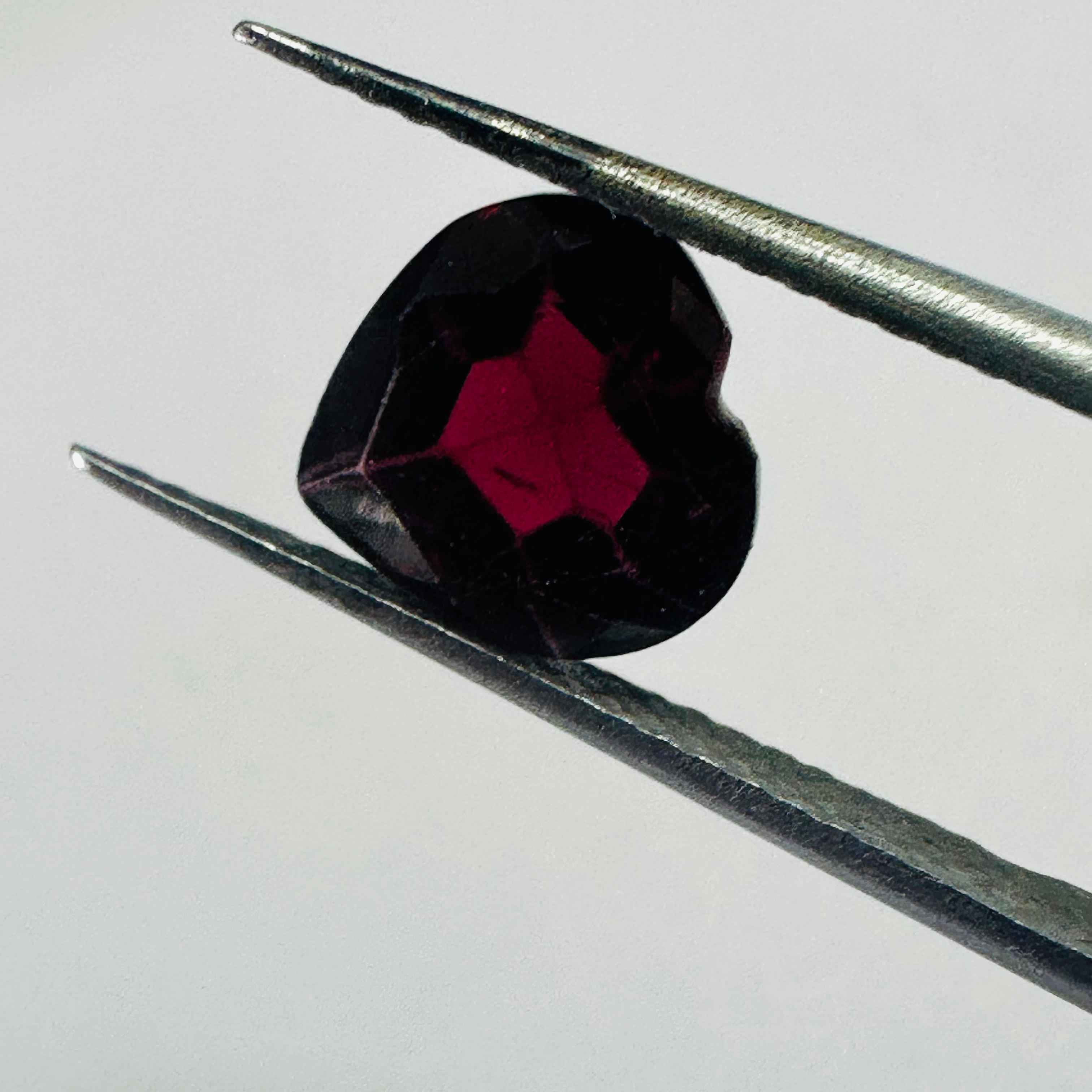 GARNET HEART CUT 8MMX7.8MM  2.07CTS  DEEP RED image 2