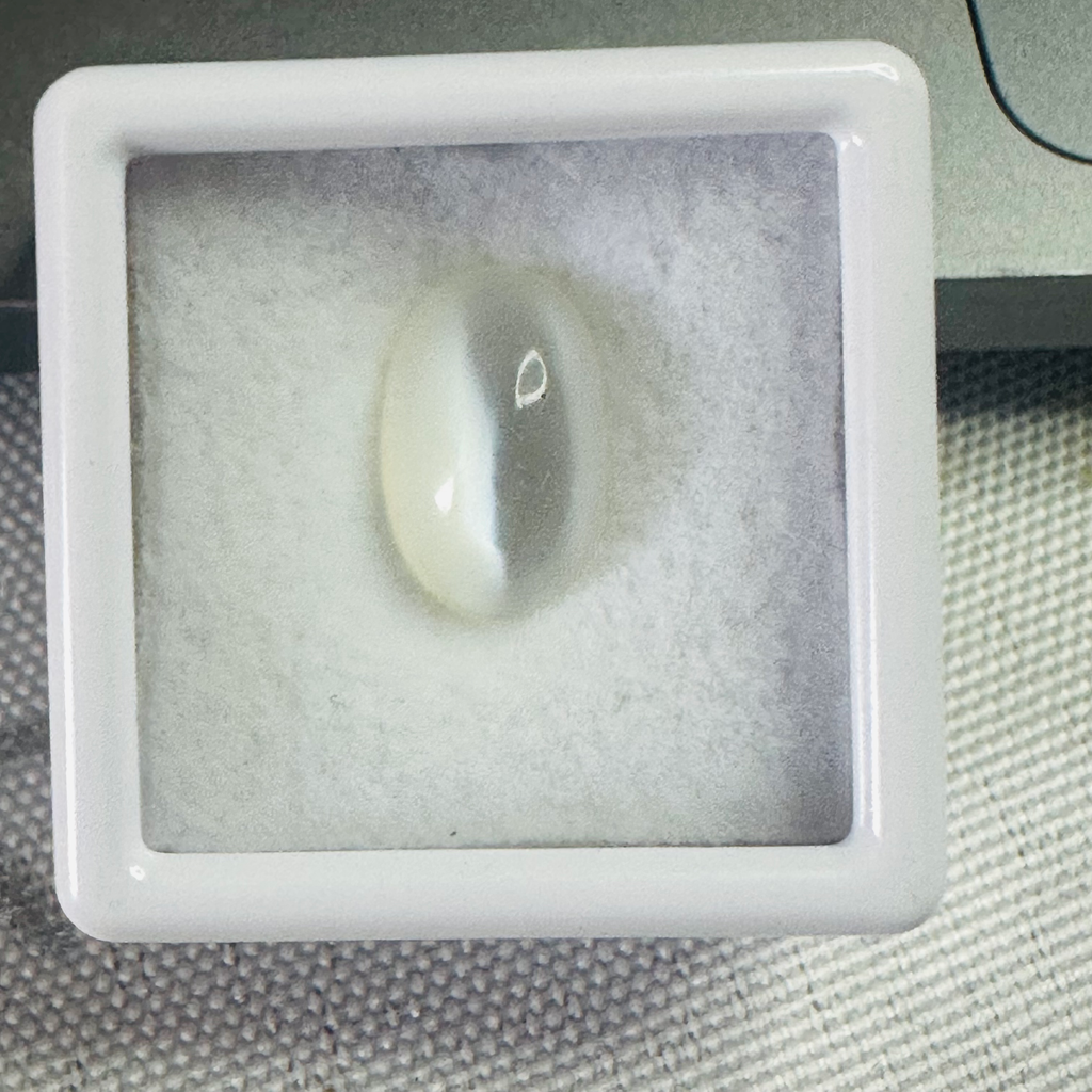 Moonstone  white moon oval 12.4mmx8mm  4.16cts image 5