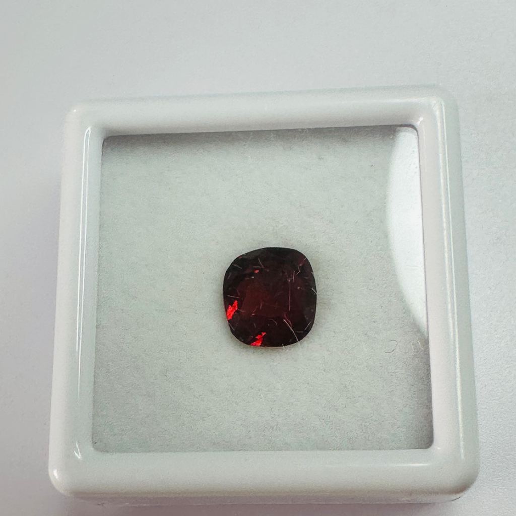 GARNET CUSTION 7MM X 6.6MM 1.57CTS image 3