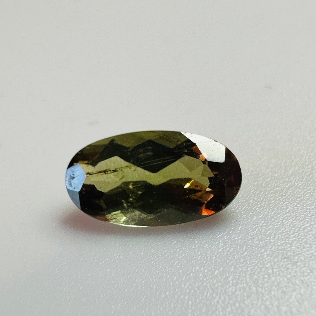 ANDALUSITE OVAL 9.5MMX4MM.  1.25CTS GREEN TO RED image 1