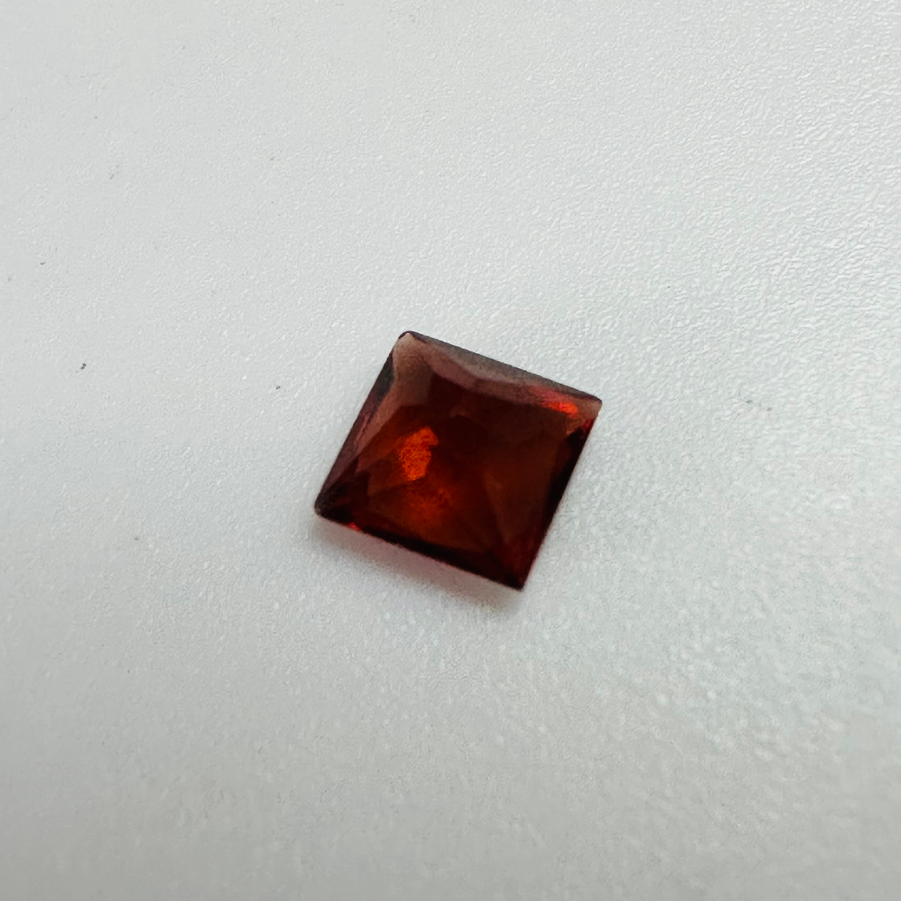 GARNET SQUARE 4.9MM  0.65CTS RED image 7