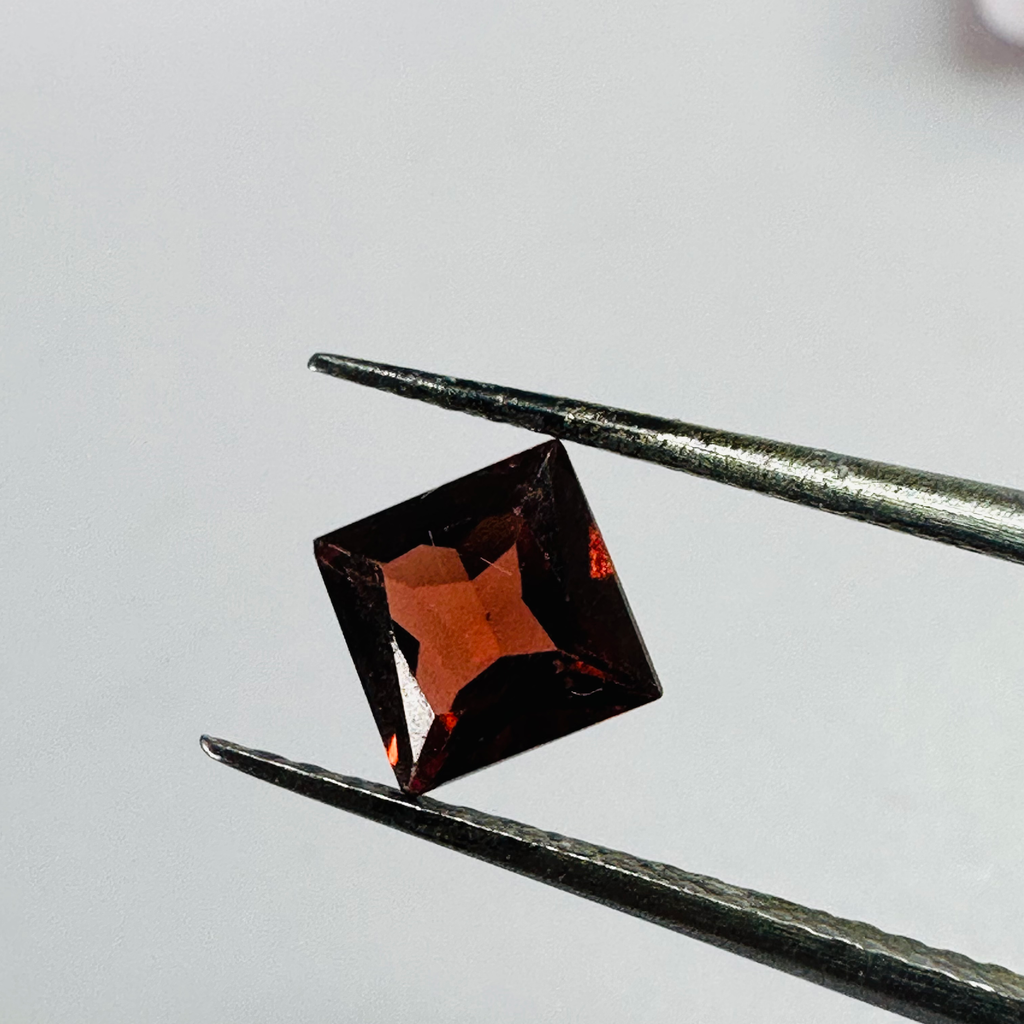 GARNET SQUARE 5MM  0.86CTS RED image 6