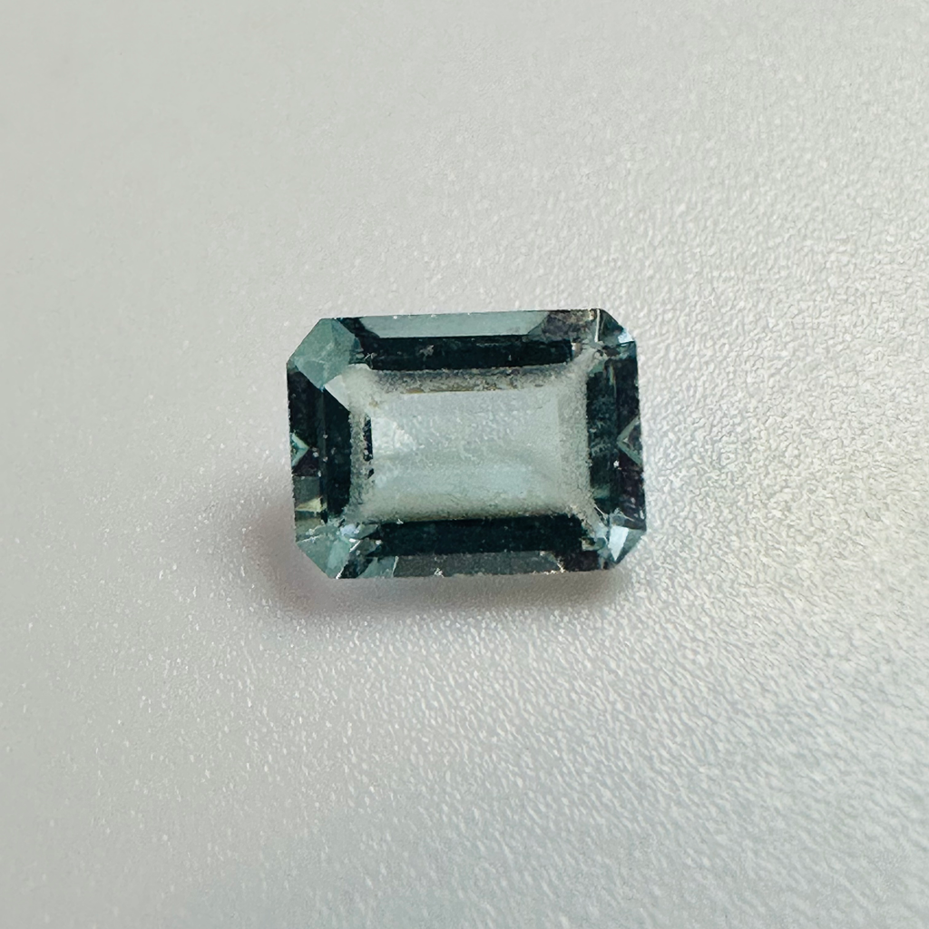AQUAMARINE  TRAP CUT 7.1MMX5.3MM 0.89CTS image 2