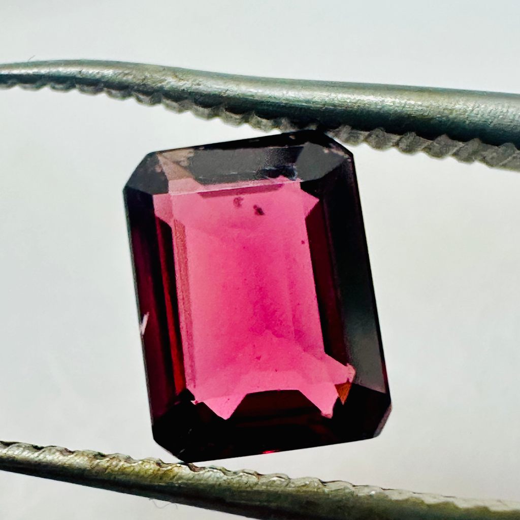 GARNET TRAP CUT   8MMX6MM 1.62CTS image 4