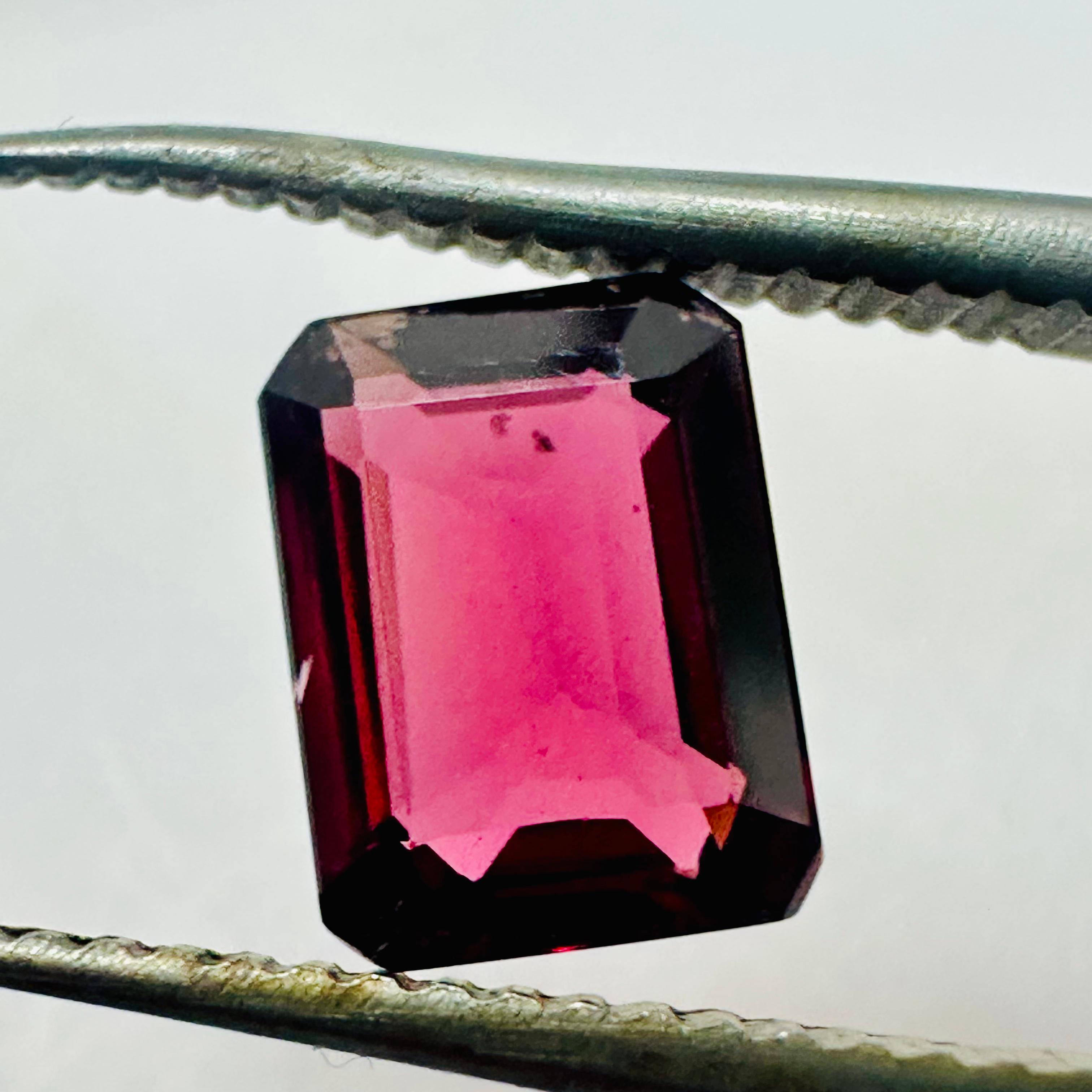 GARNET TRAP CUT   8MMX6MM 1.62CTS image 4