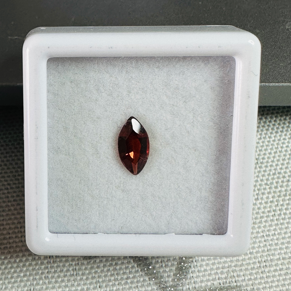 GARNET  MARQUISE  7.8MMX 4.MM 0.52CTS RED image 2