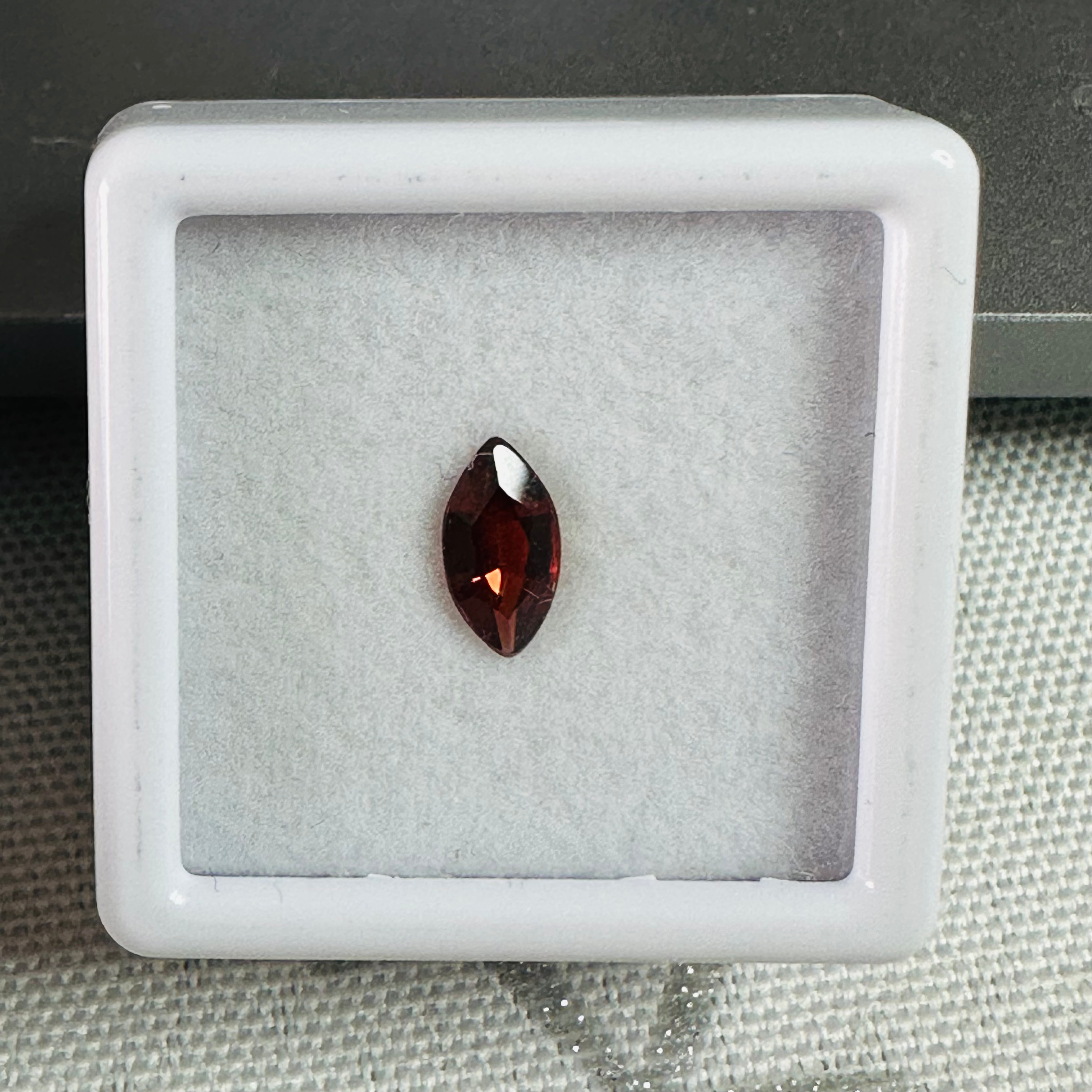 GARNET  MARQUISE  7.8MMX 4.MM 0.52CTS RED image 2