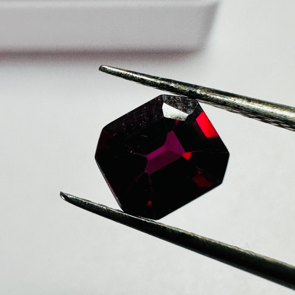 GARNET  RECTANGLE  5.5MMX 4.8MM 0.80CTS RED image 5