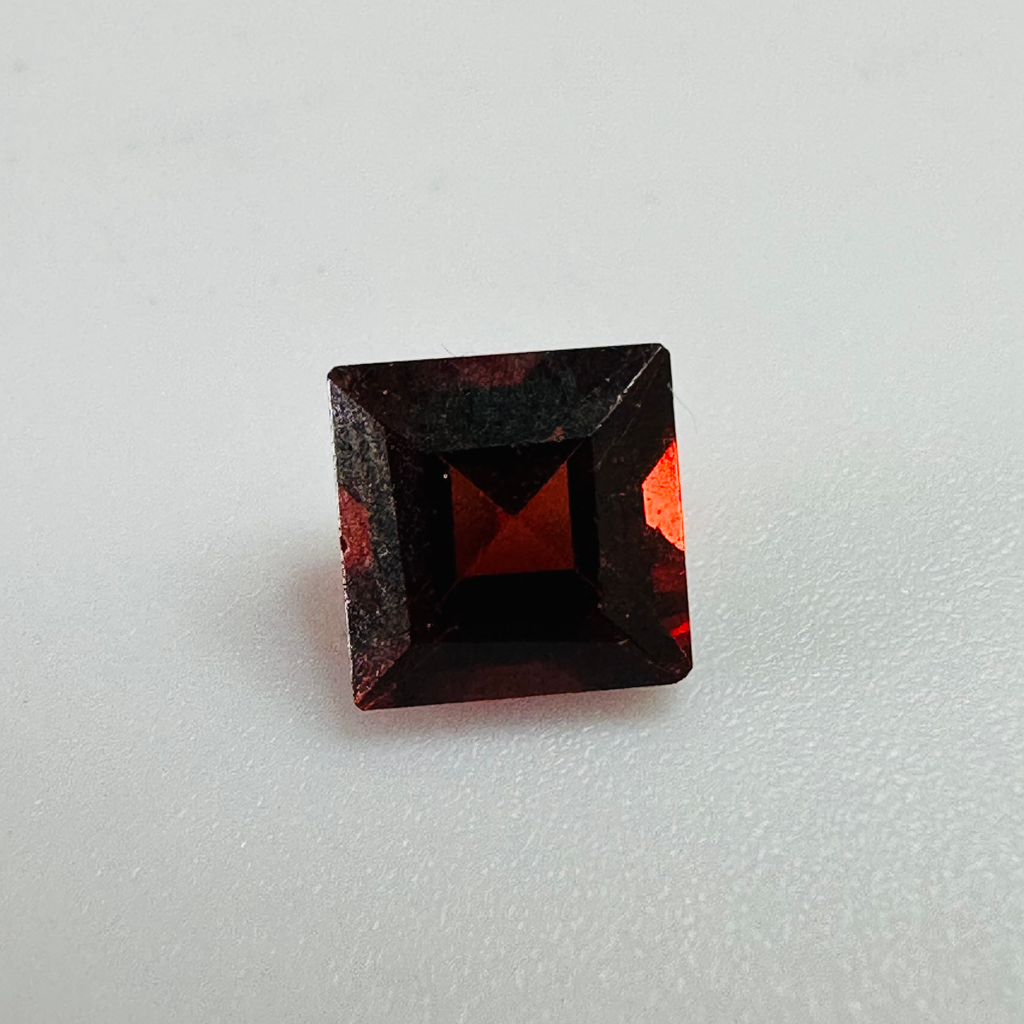 GARNET SQUARE 5MM  0.86CTS RED image 3