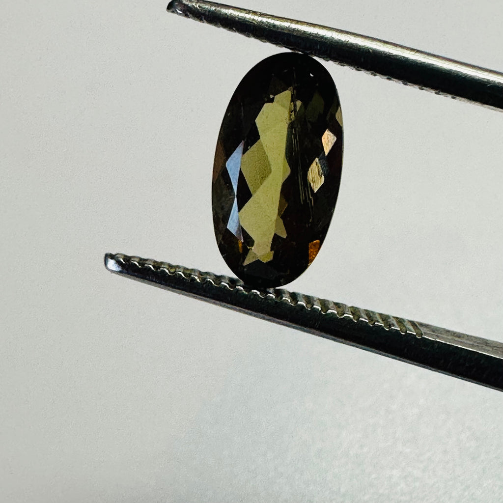 ANDALUSITE OVAL 9.5MMX4MM.  1.25CTS GREEN TO RED image 4