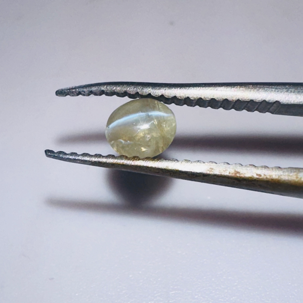CHRYSOBERYL CATS EYE OVAL 4.5MMX4MM  0.39CTS image 4