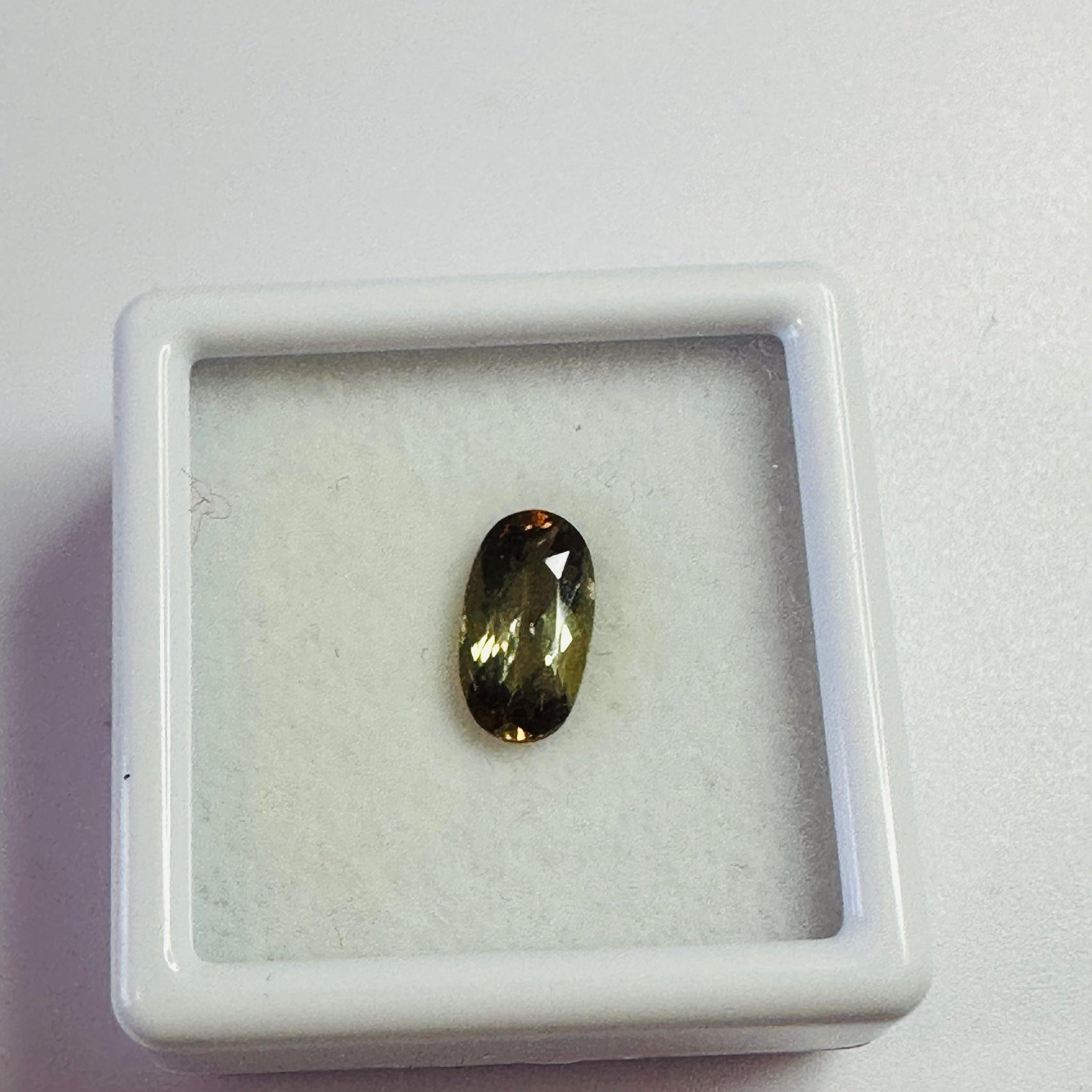 ANDALUSITE OVAL 9MMX5MM.  1.01CTS GREEN TO RED image 5