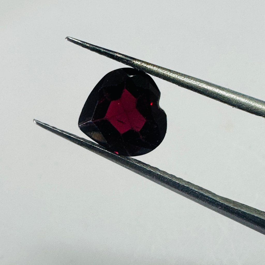 GARNET HEART CUT 8MMX7.8MM  2.07CTS  DEEP RED image 3