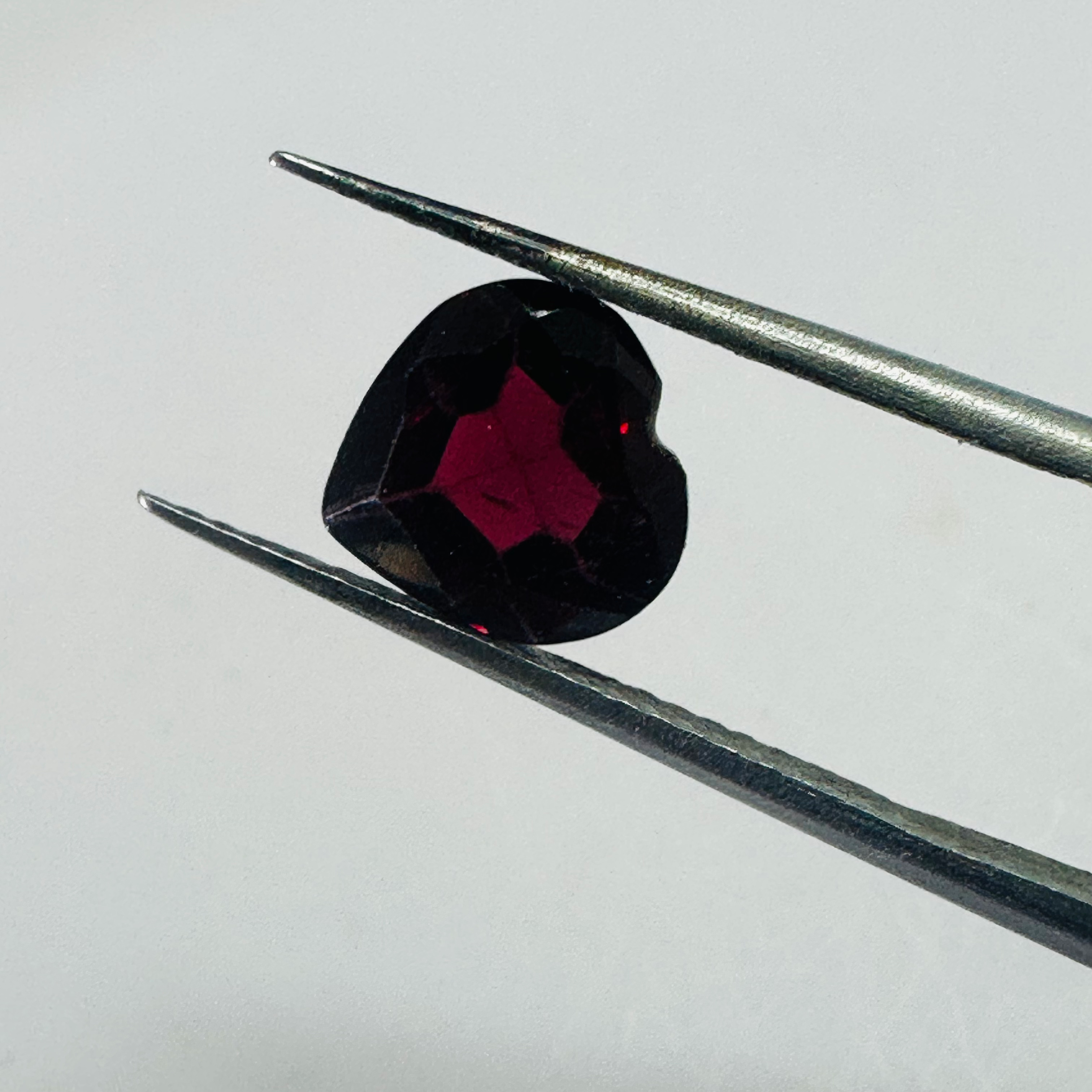 GARNET HEART CUT 8MMX7.8MM  2.07CTS  DEEP RED image 3