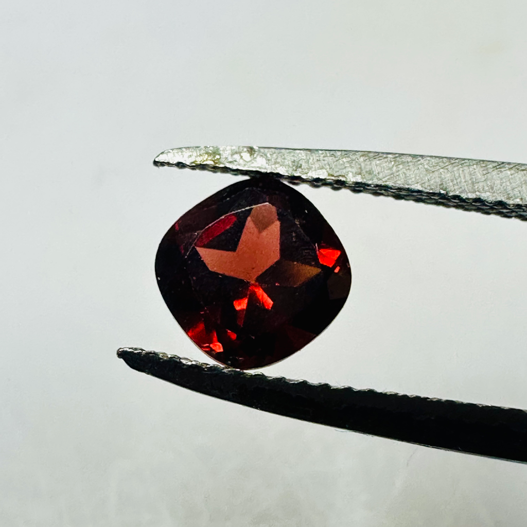GARNET SQUARE.  6MMX6MM 1.13CTS image 4