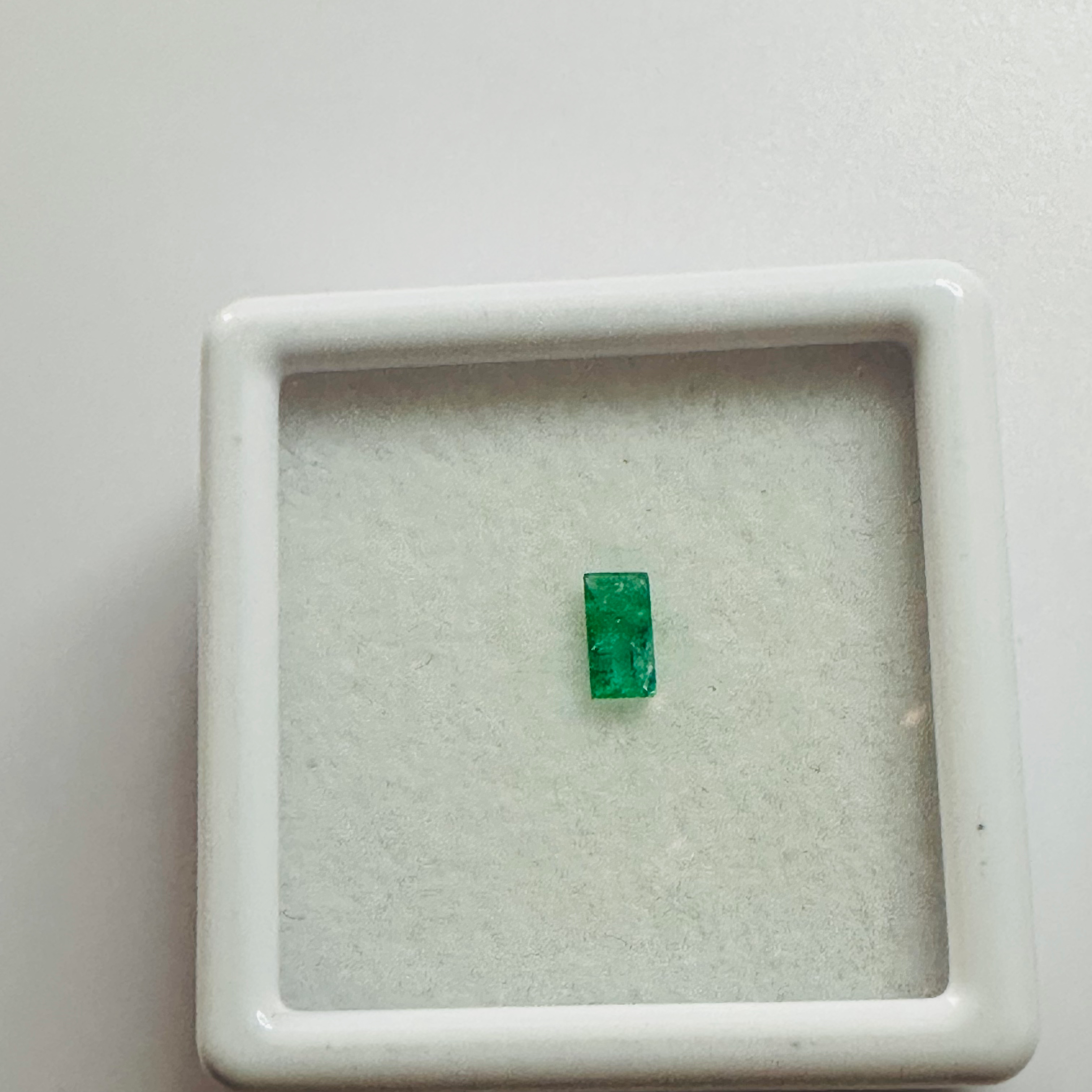 EMERALD BAGETTE 4.4MM X 2.3MM 0.15CTS image 3