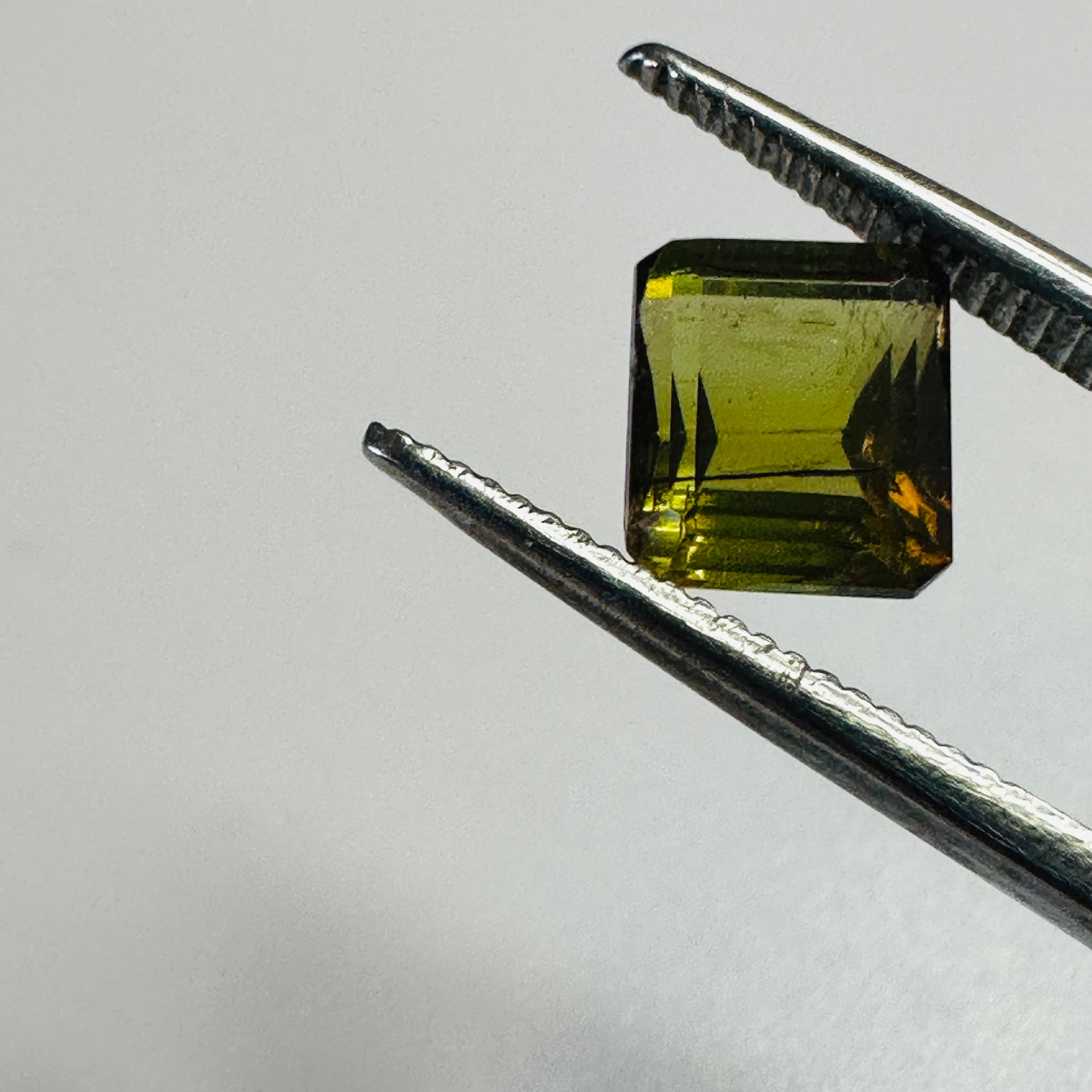 ANDALUSITE  TRAP CUT 7MMX5MM.  1.60CTS GREEN TO RED image 4