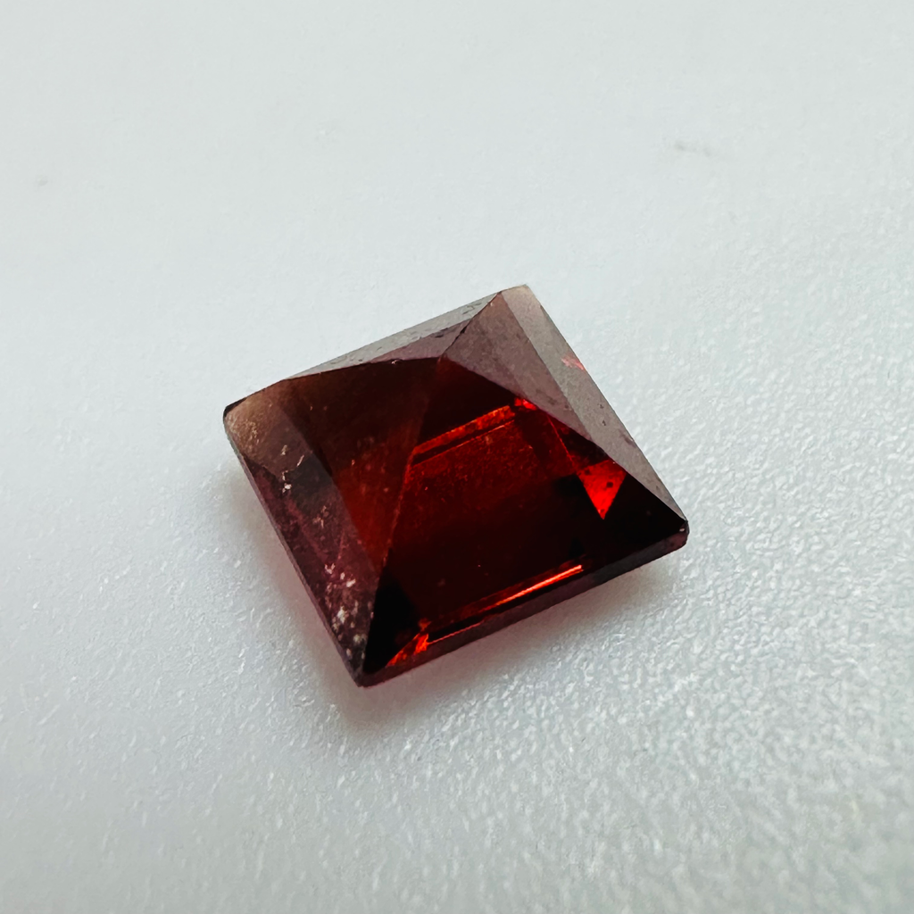 GARNET SQUARE 5MM  0.86CTS RED image 4