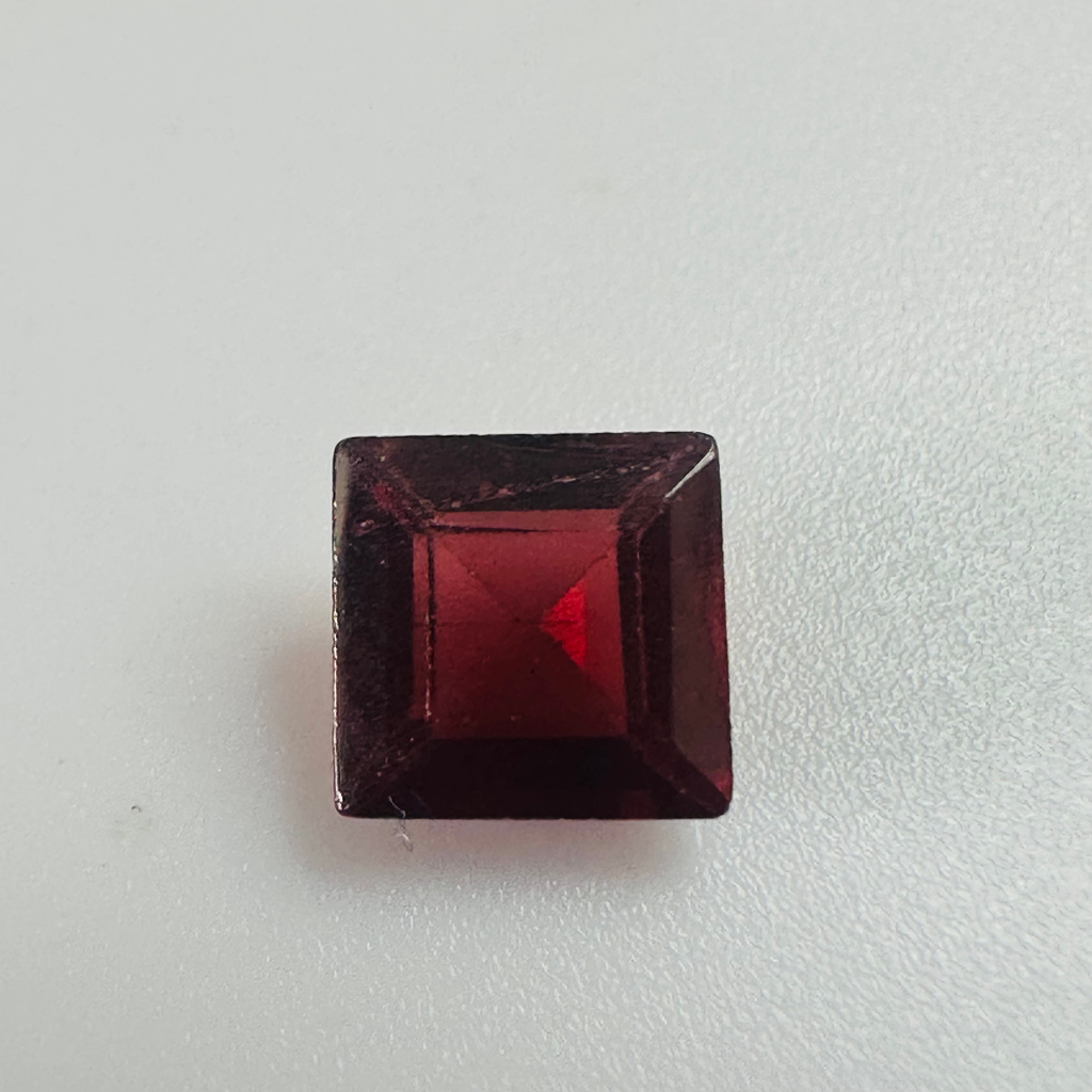 GARNET SQUARE 6MM   1.35CTS RED image 1