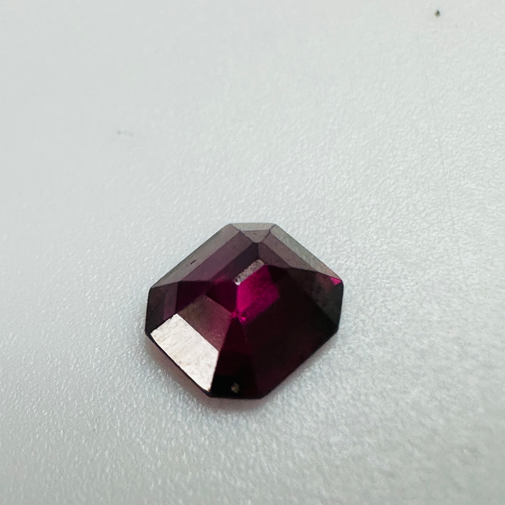 GARNET  RECTANGLE  5.5MMX 4.8MM 0.80CTS RED image 3
