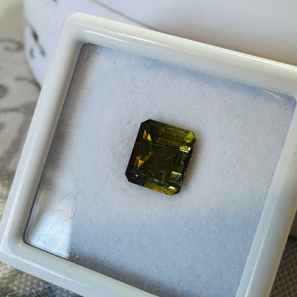 ANDALUSITE  TRAP CUT 7MMX5MM.  1.60CTS GREEN TO RED image 5
